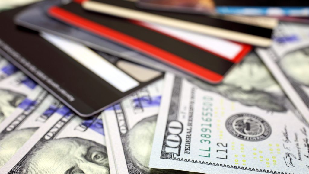Los peligros de tener demasiadas tarjetas de crédito y cómo manejarlas