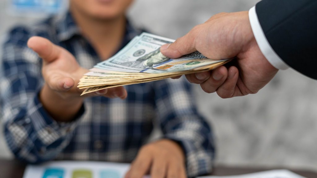 Los pros y contras de solicitar un préstamo personal